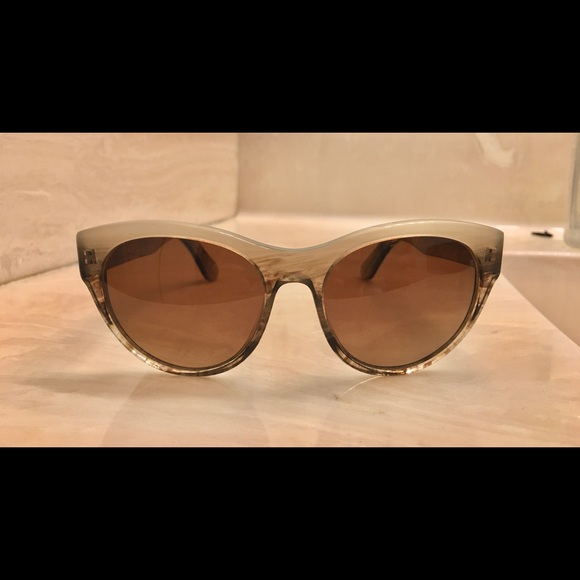 Diff 2 toned sunglasses like new n case main image 2